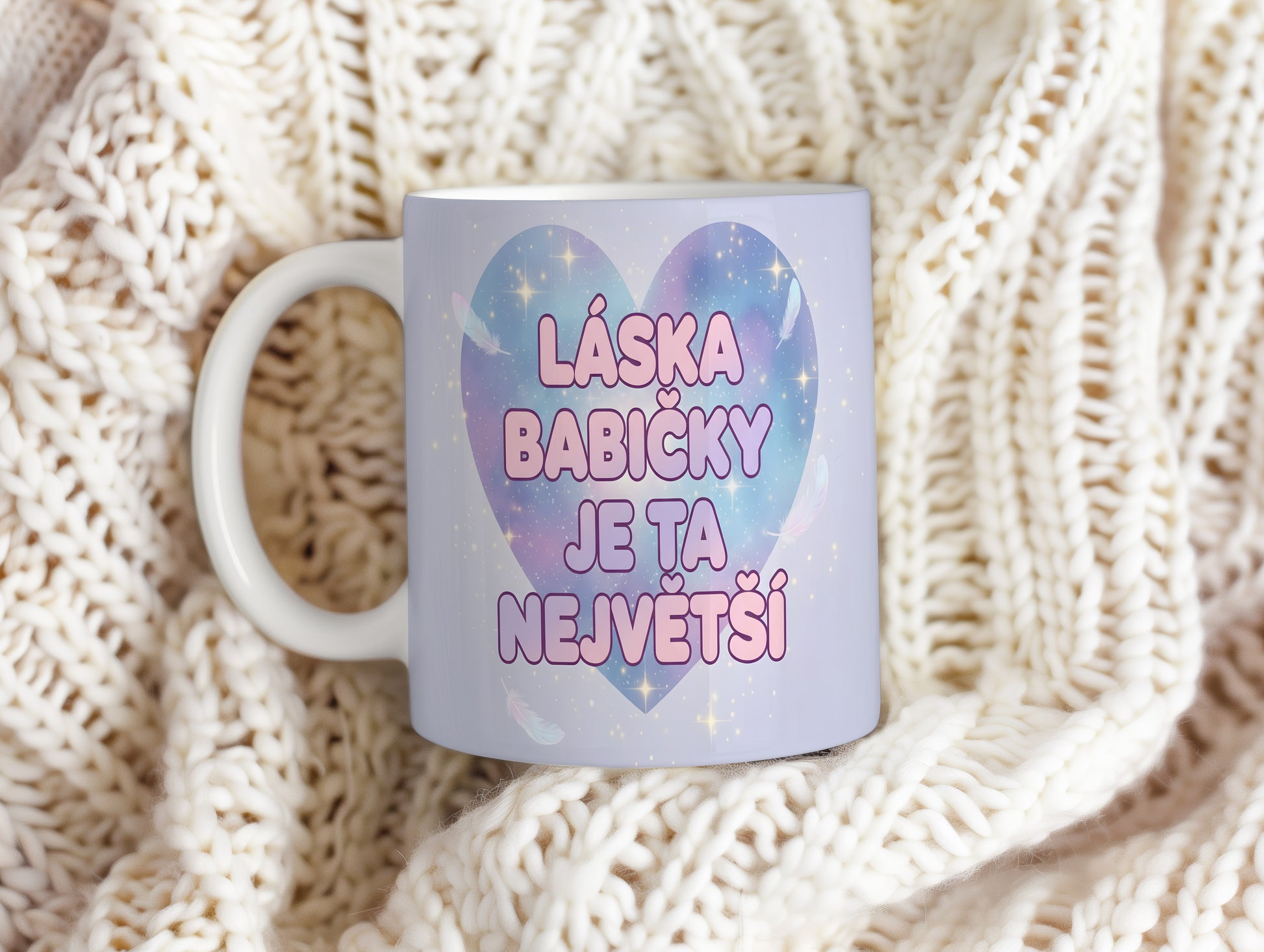 Hrnek s pastelovým srdcem, hvězdami a peříčky.