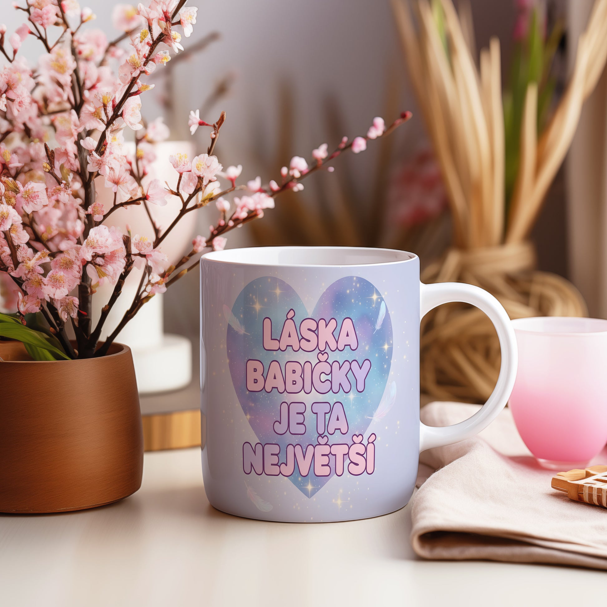 Hrnek s pastelovým srdcem, hvězdami a peříčky.