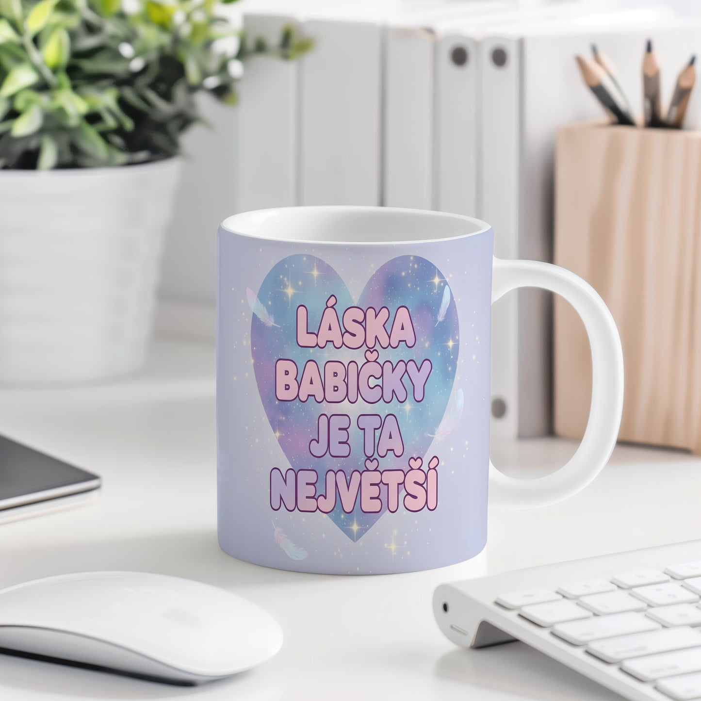 Hrnek s pastelovým srdcem, hvězdami a peříčky.