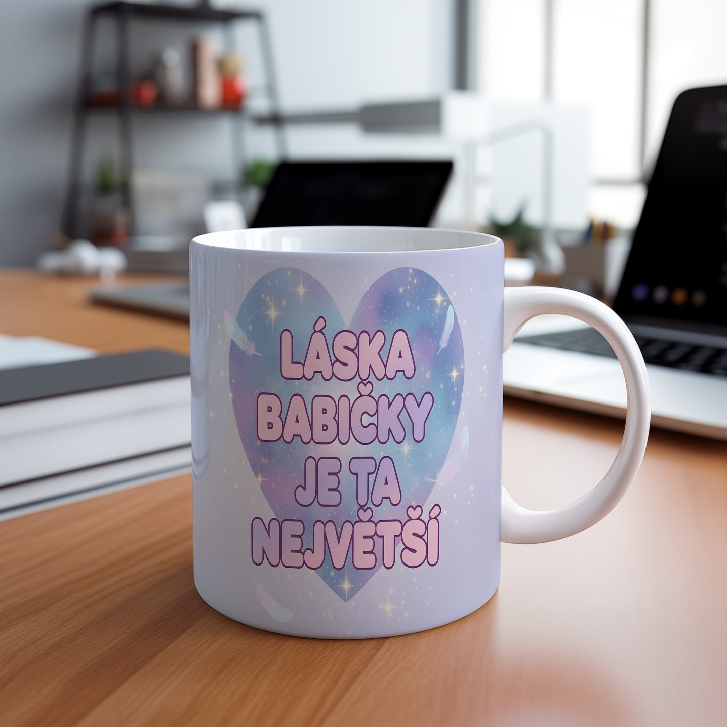 Hrnek s pastelovým srdcem, hvězdami a peříčky.