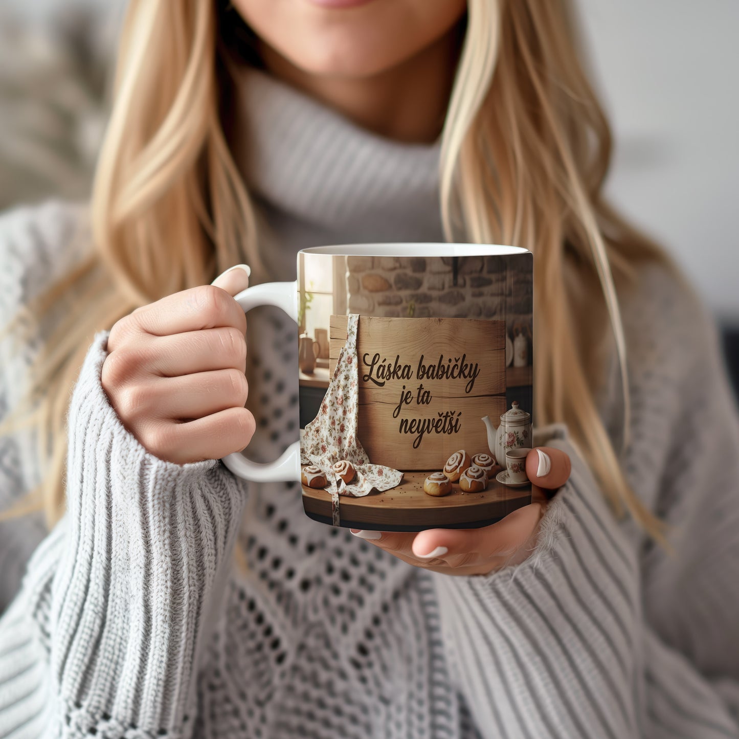 Hrnek s nápisem Láska babičky je ta největší na dřevěném pozadí s koláčky.