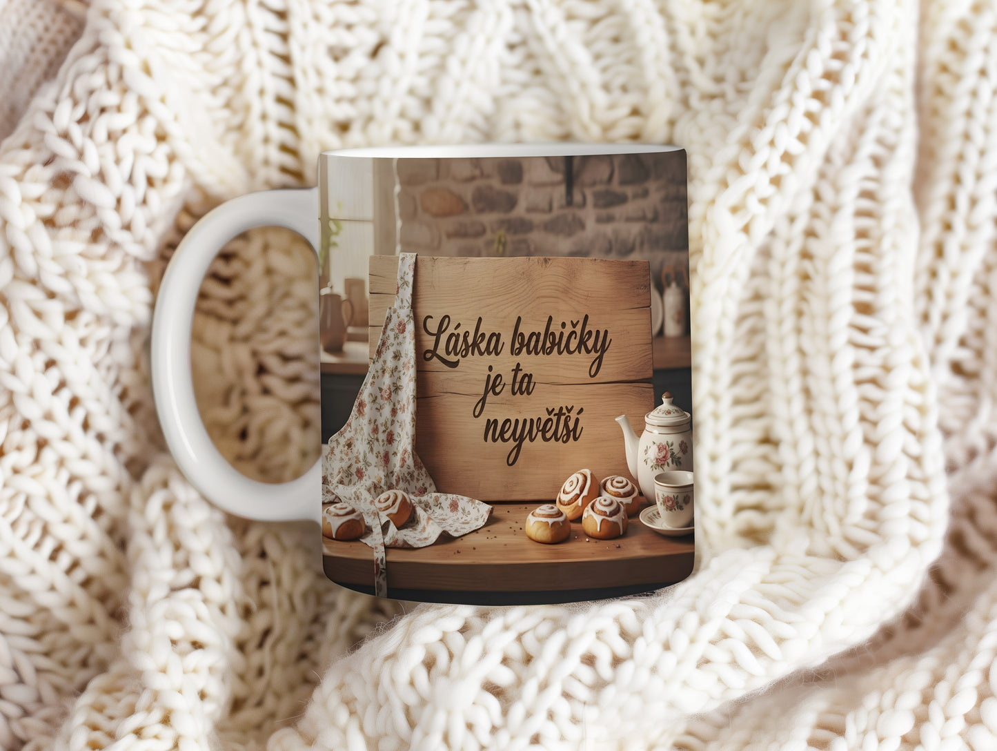 Hrnek s nápisem Láska babičky je ta největší na dřevěném pozadí s koláčky.
