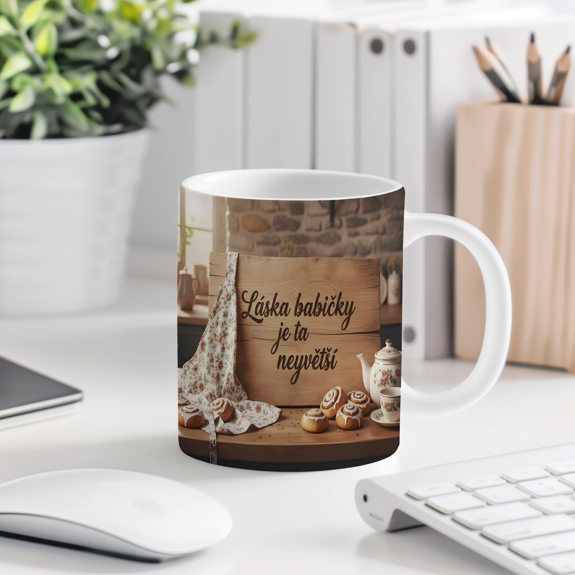 Hrnek s nápisem Láska babičky je ta největší na dřevěném pozadí s koláčky.