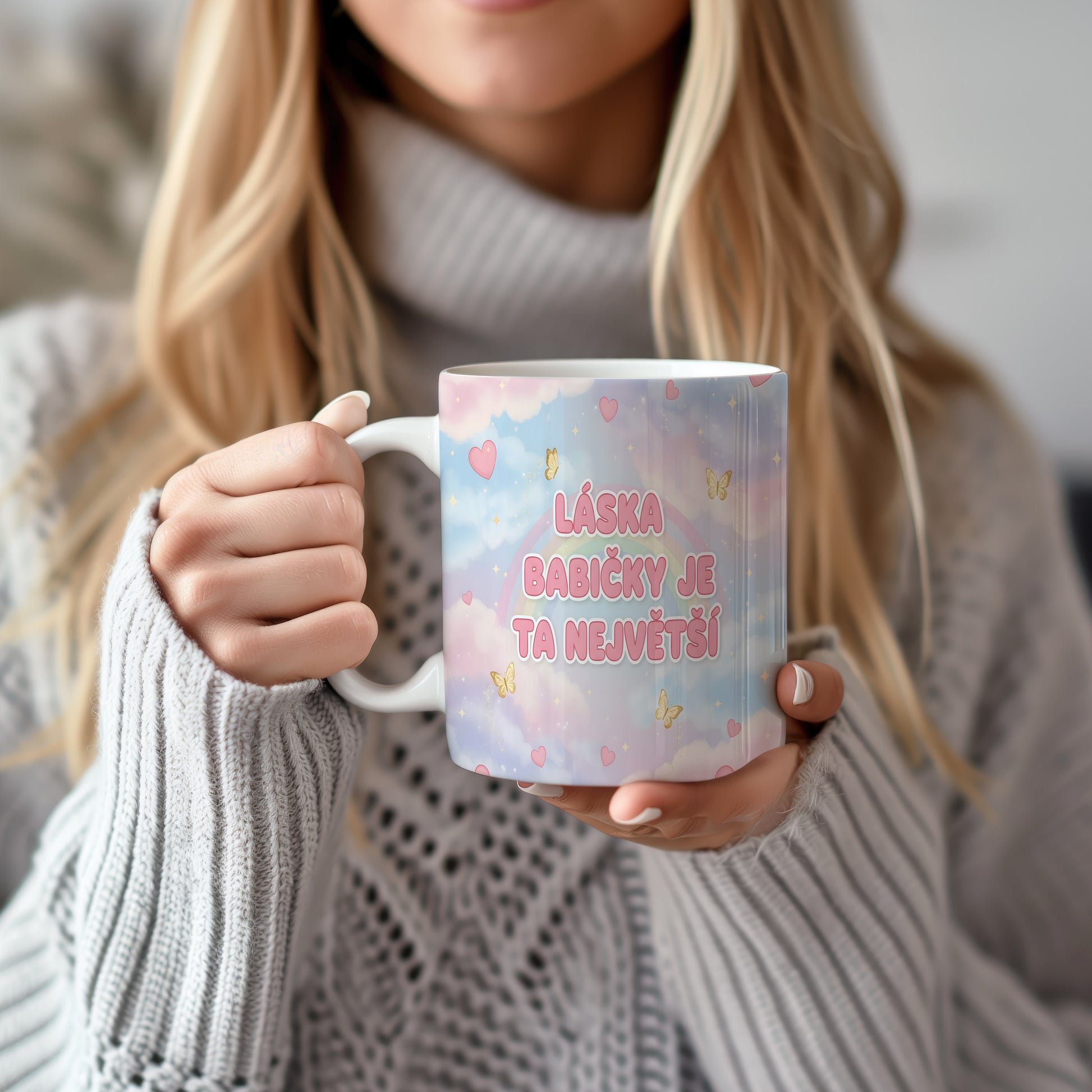 Hrnek s pastelovými barvami, srdci a motýly.