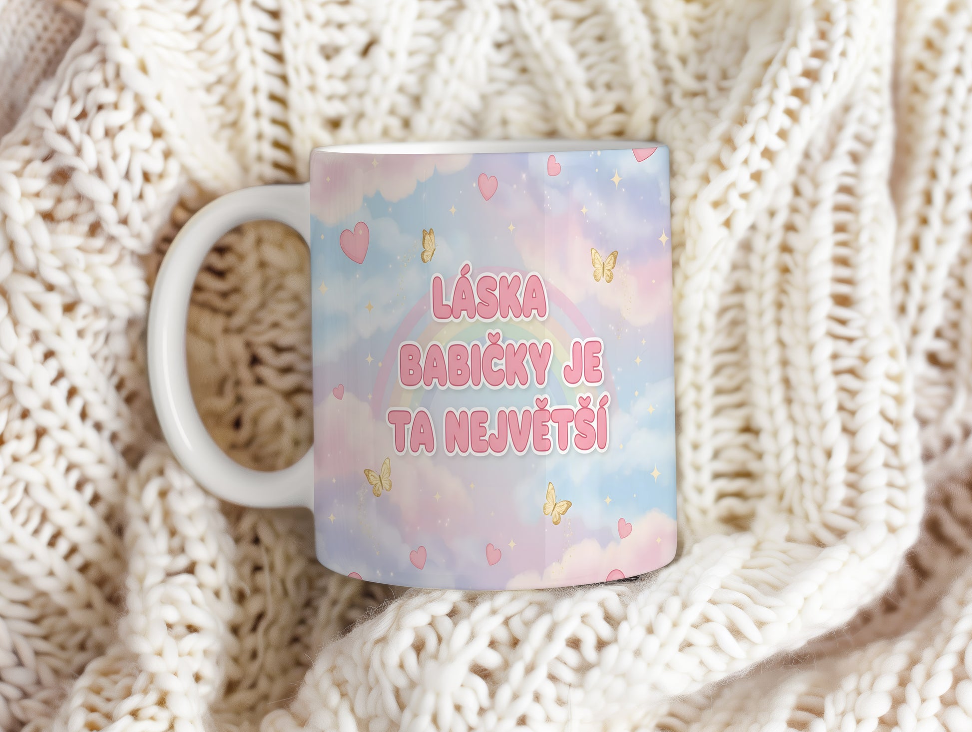 Hrnek s pastelovými barvami, srdci a motýly.