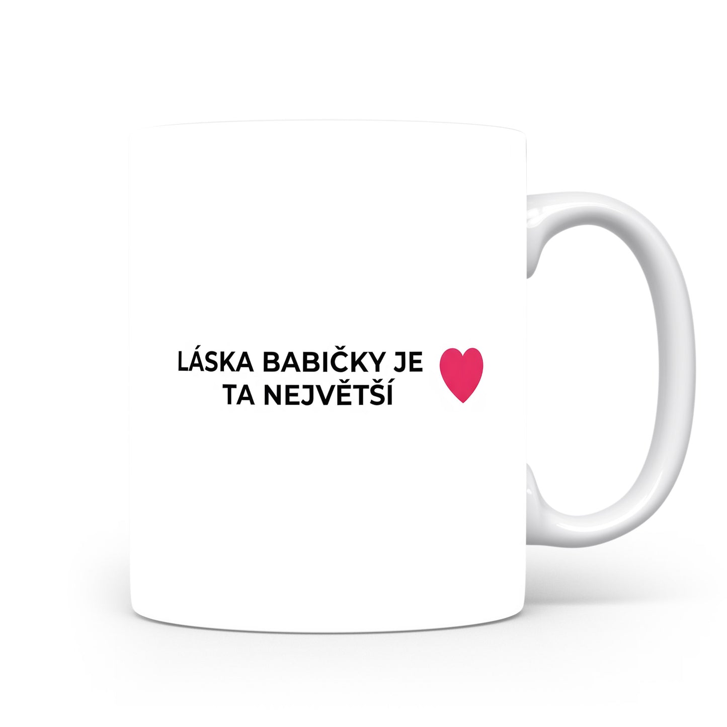 Bílý hrnek s červeným srdcem a nápisem LÁSKA BABIČKY JE TA NEJVĚTŠÍ.