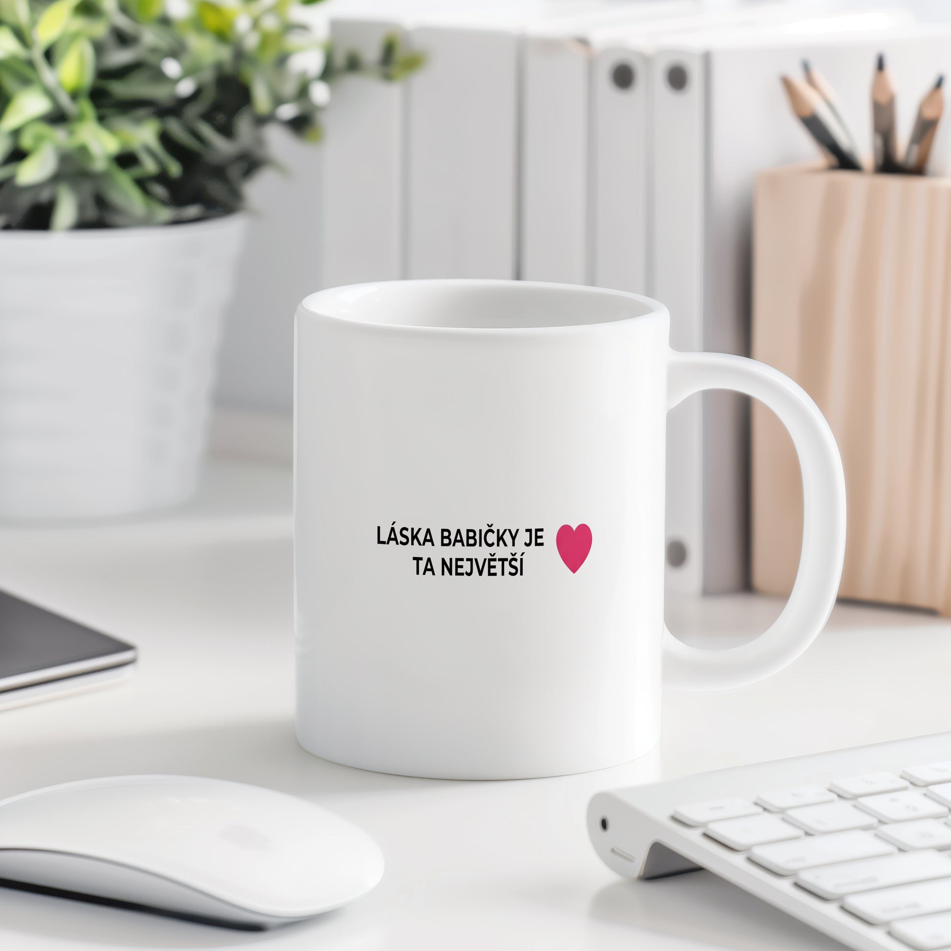 Bílý hrnek s červeným srdcem a nápisem LÁSKA BABIČKY JE TA NEJVĚTŠÍ.