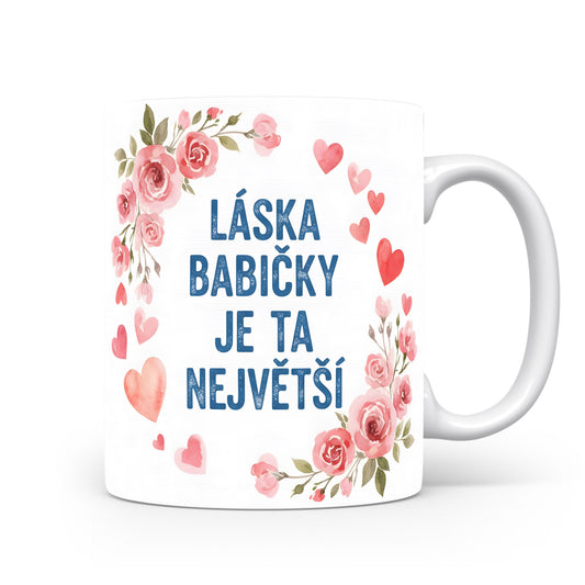 Hrnek s růžovými květy a srdíčky na pastelovém pozadí.