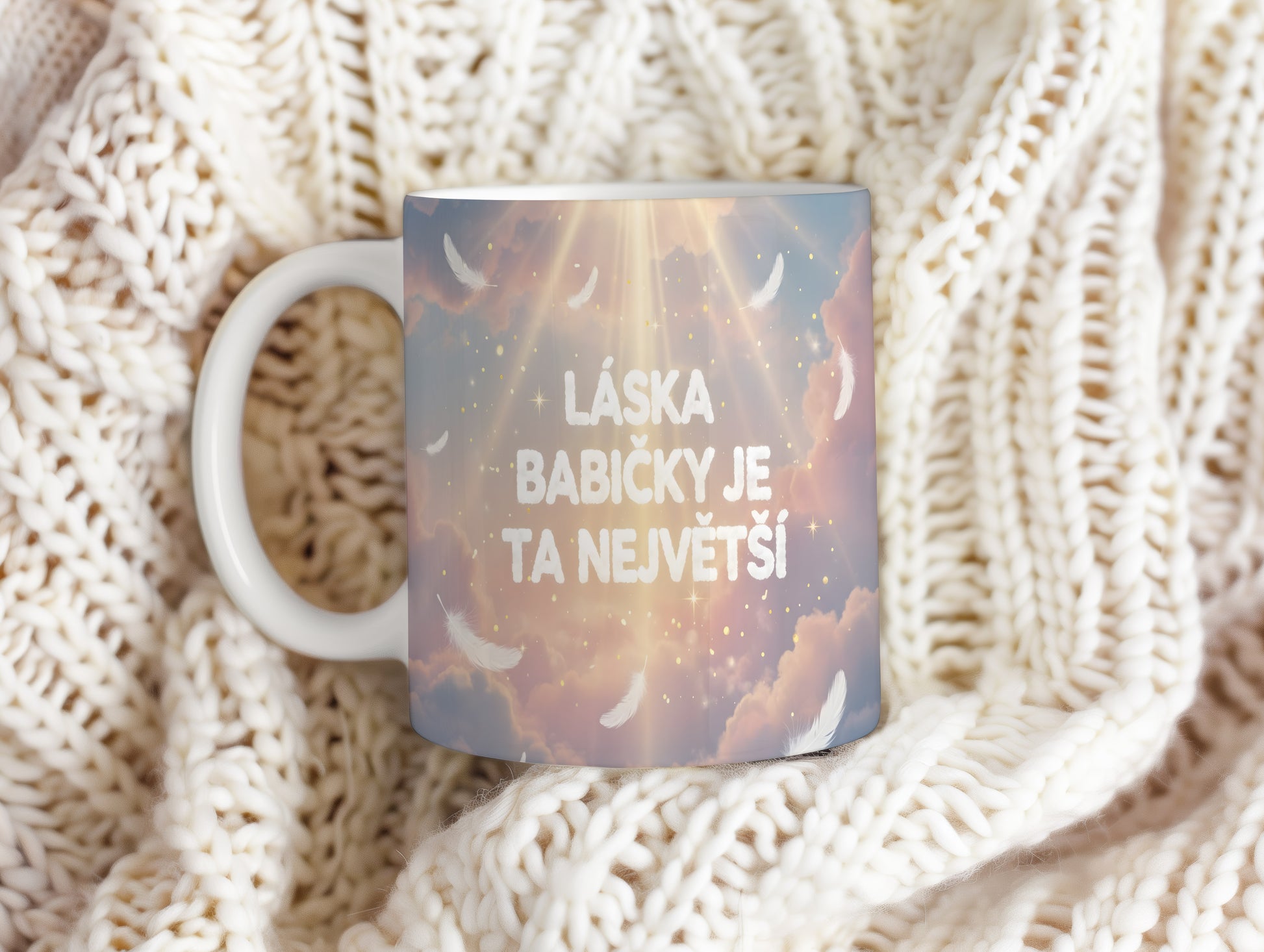 Hrnek s pastelovým motivem peříček a hvězd.