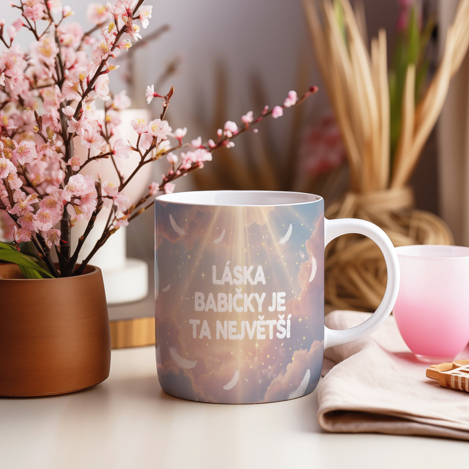 Hrnek s pastelovým motivem peříček a hvězd.