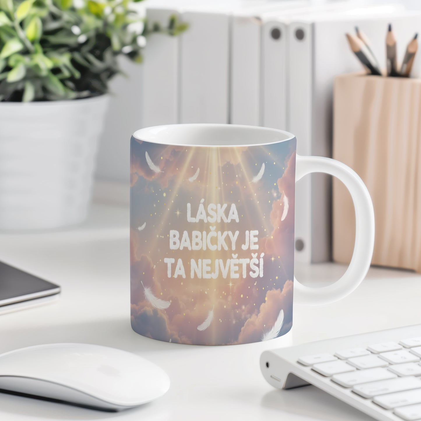 Hrnek s pastelovým motivem peříček a hvězd.