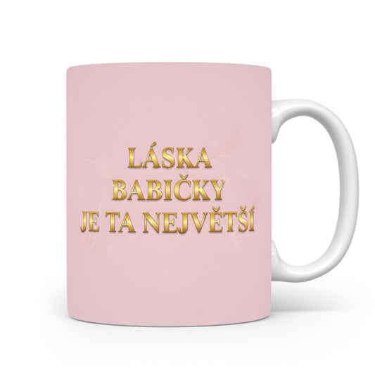 Růžový hrnek se zlatým nápisem 'LÁSKA BABIČKY JE TA NEJVĚTŠÍ'.