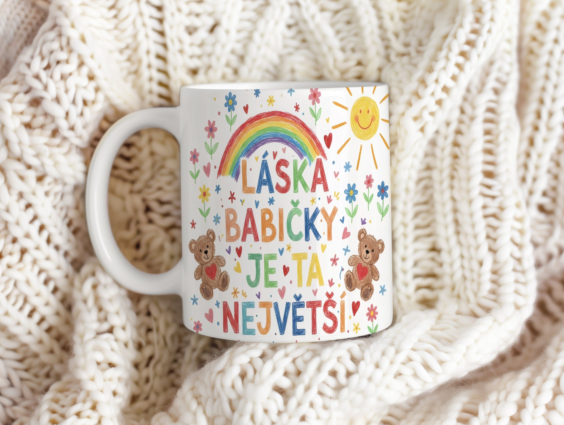 Hrnek s duhou, medvídky, květinami a nápisem LÁSKA BABIČKY JE TA NEJVĚTŠÍ!