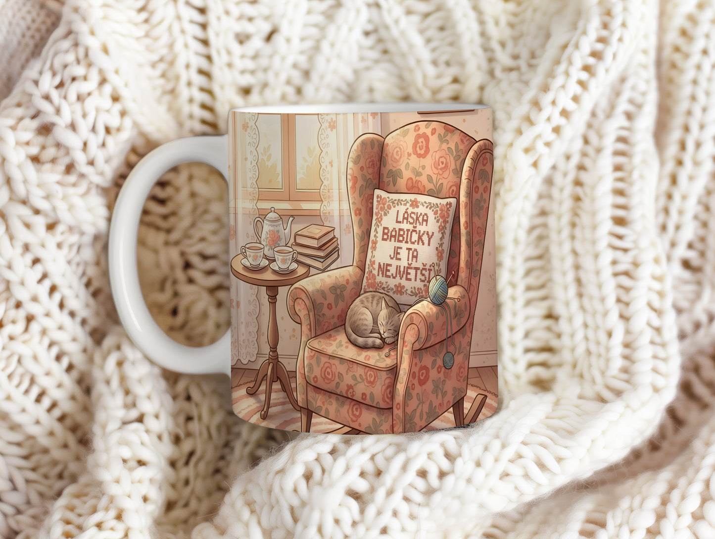 Hrnek s vintage květinovým motivem a nápisem LÁSKA BABIČKY JE TA NEJVĚTŠÍ.