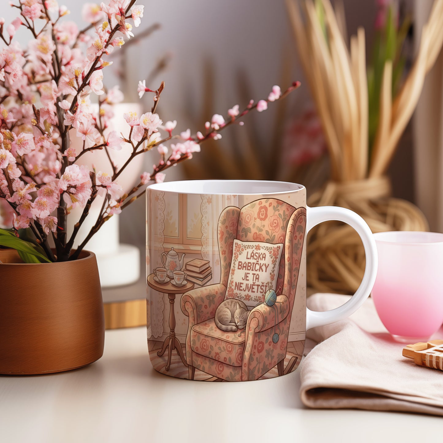 Hrnek s vintage květinovým motivem a nápisem LÁSKA BABIČKY JE TA NEJVĚTŠÍ.