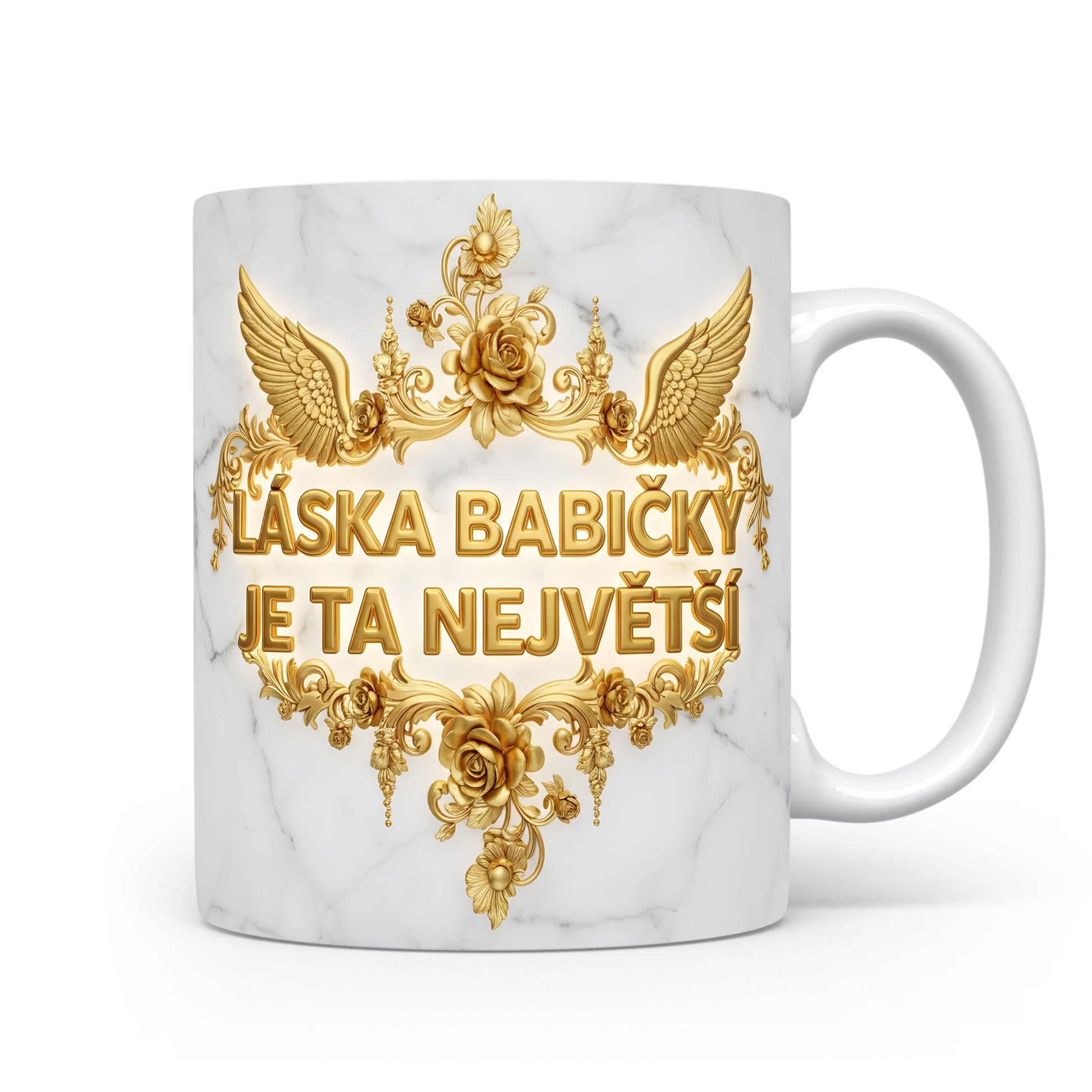 Hrnek s mramorovým pozadím a zlatými květinami.