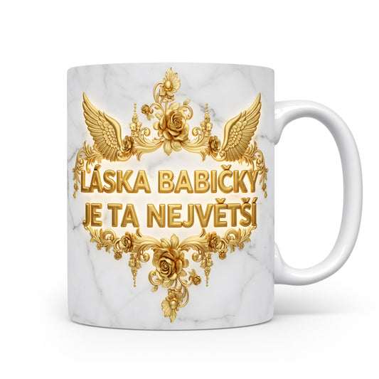 Hrnek s mramorovým pozadím a zlatými květinami.