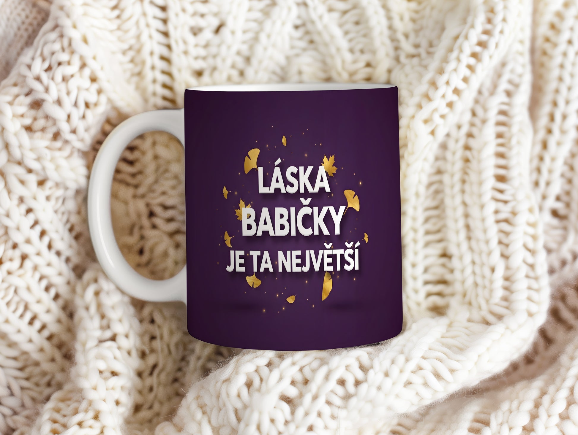 Fialový hrnek se zlatými listy a nápisem LÁSKA BABIČKY JE TA NEJVĚTŠÍ.