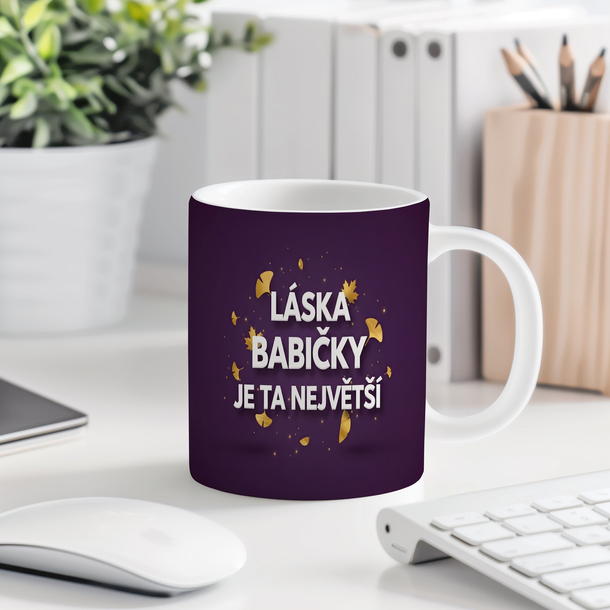 Fialový hrnek se zlatými listy a nápisem LÁSKA BABIČKY JE TA NEJVĚTŠÍ.