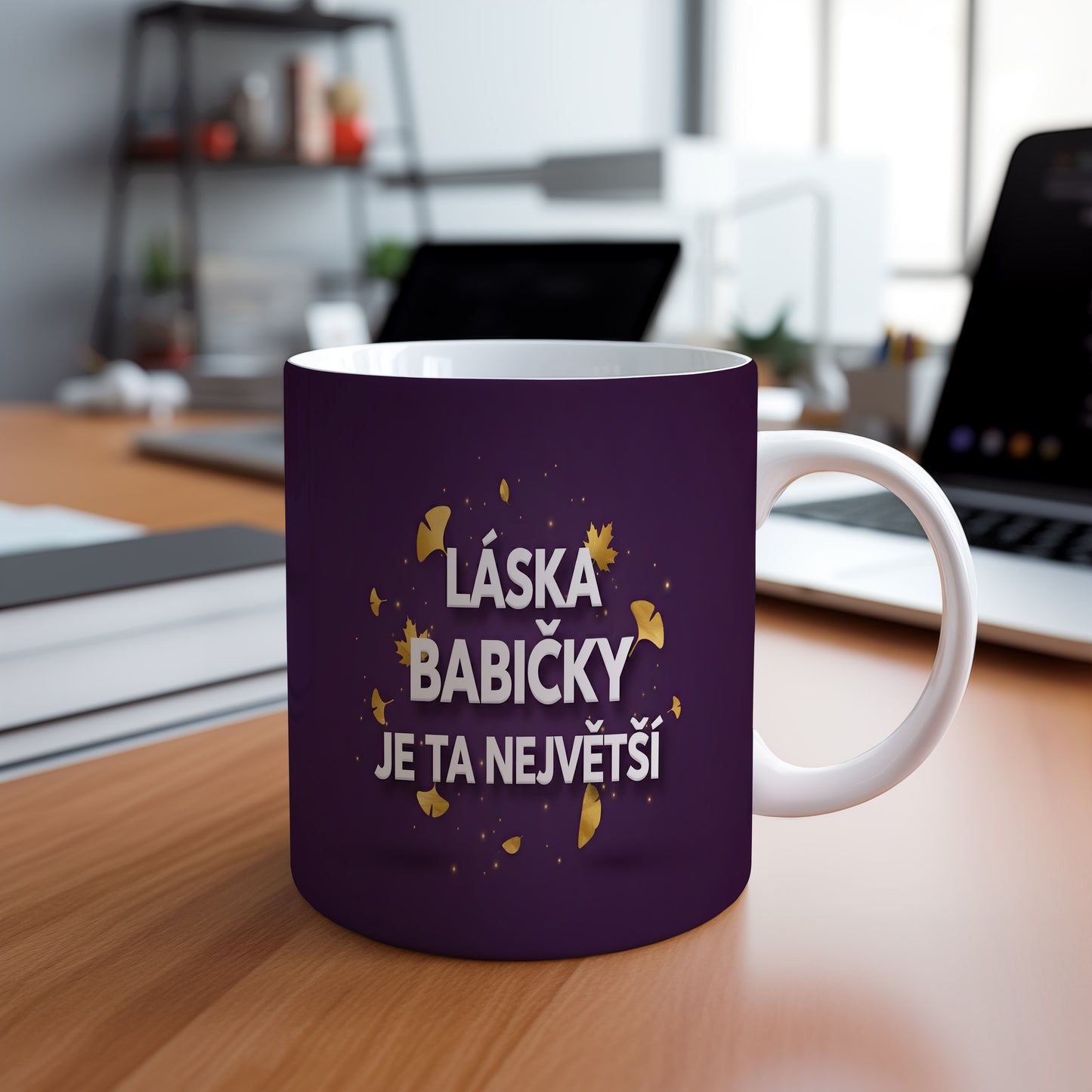 Fialový hrnek se zlatými listy a nápisem LÁSKA BABIČKY JE TA NEJVĚTŠÍ.