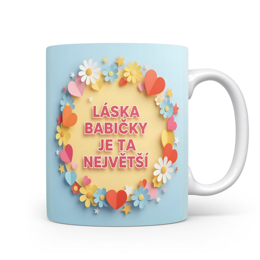 Hrnek s pastelovými květy a srdíčky na světle modrém pozadí.