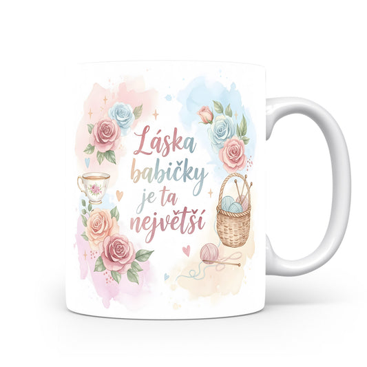 Hrnek s motivem pastelových květin a nápisem Láska babičky je ta největší.