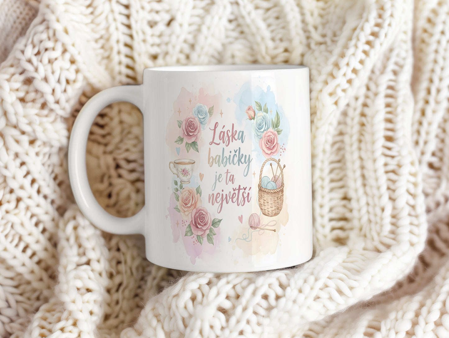 Hrnek s motivem pastelových květin a nápisem Láska babičky je ta největší.