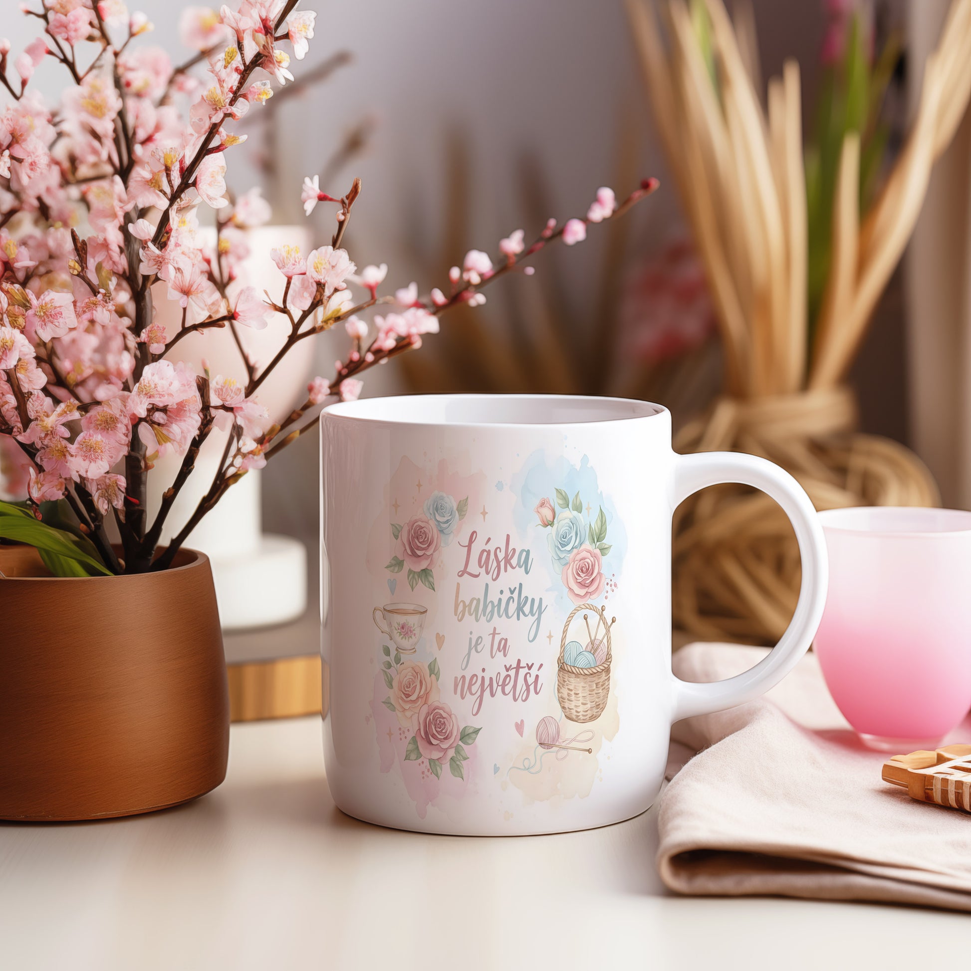 Hrnek s motivem pastelových květin a nápisem Láska babičky je ta největší.