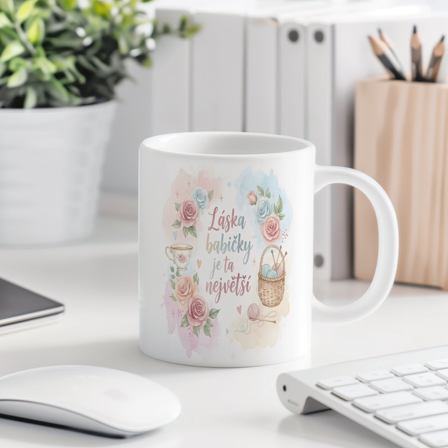 Hrnek s motivem pastelových květin a nápisem Láska babičky je ta největší.