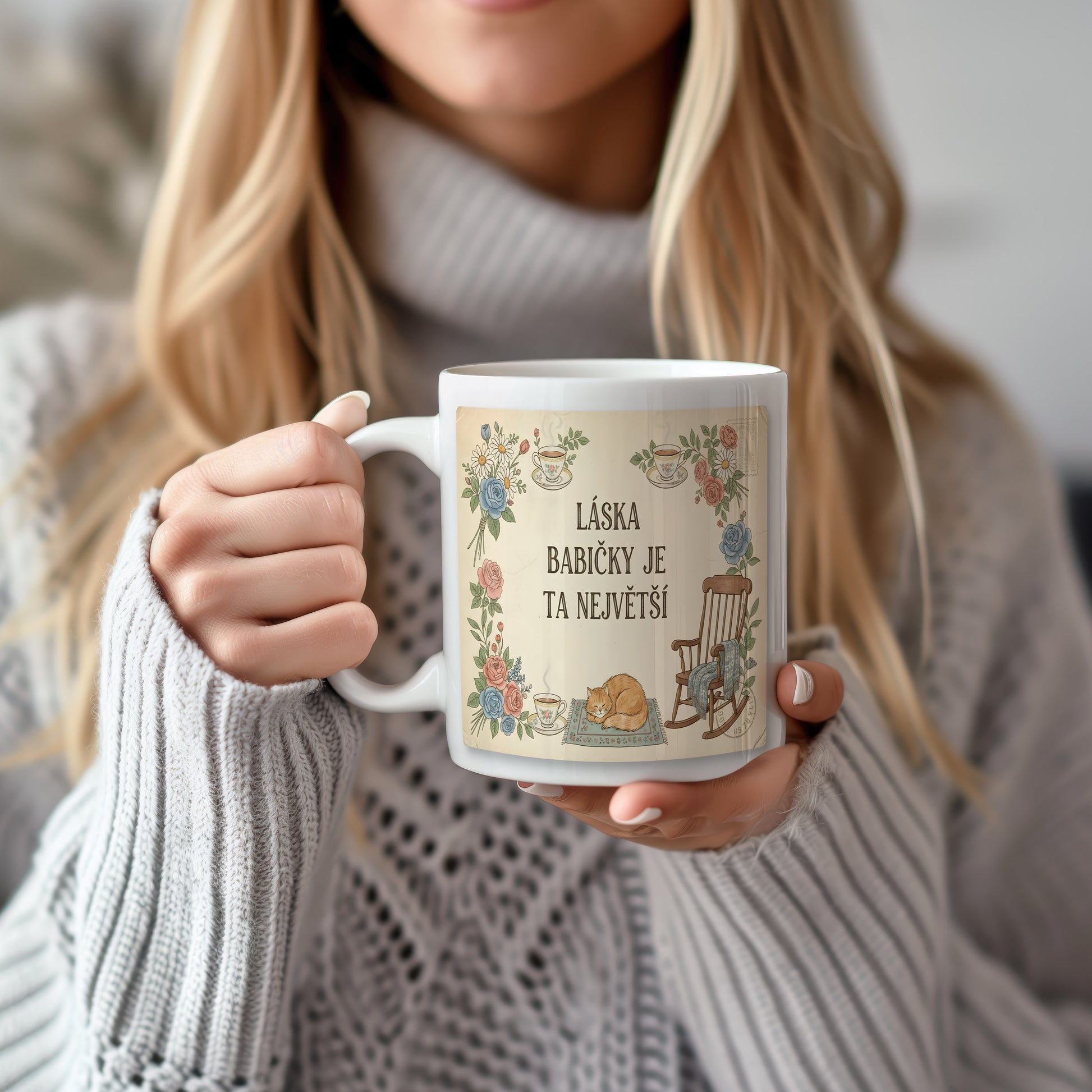 Hrnek s vintage květinami, kočkou a houpacím křeslem.