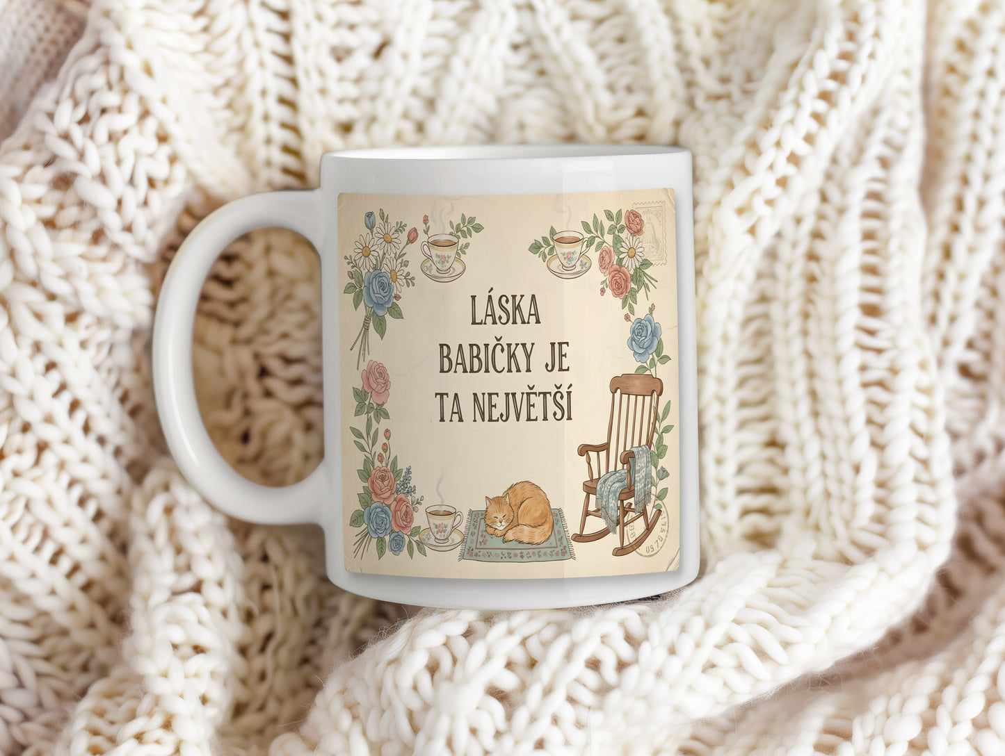 Hrnek s vintage květinami, kočkou a houpacím křeslem.