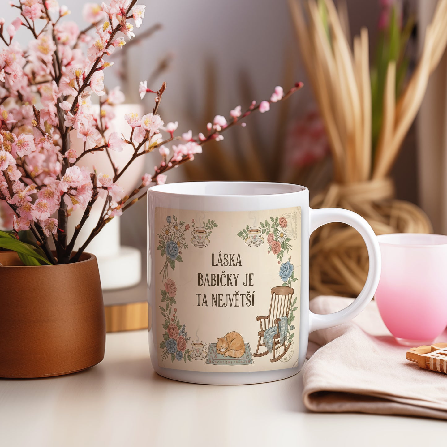 Hrnek s vintage květinami, kočkou a houpacím křeslem.
