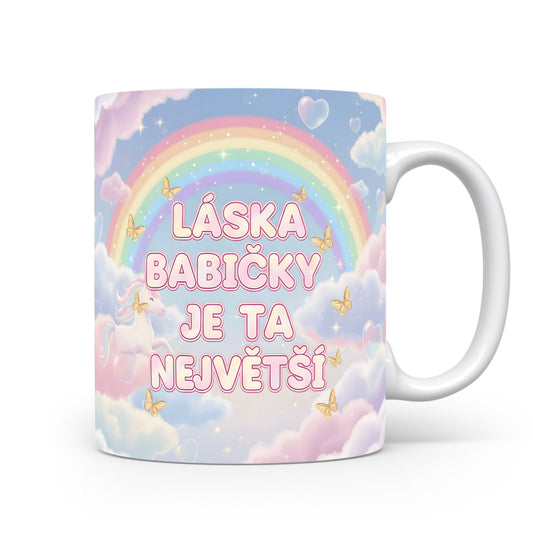 Hrnek s pastelovou duhou, motýly a jednorožcem na snovém pozadí.