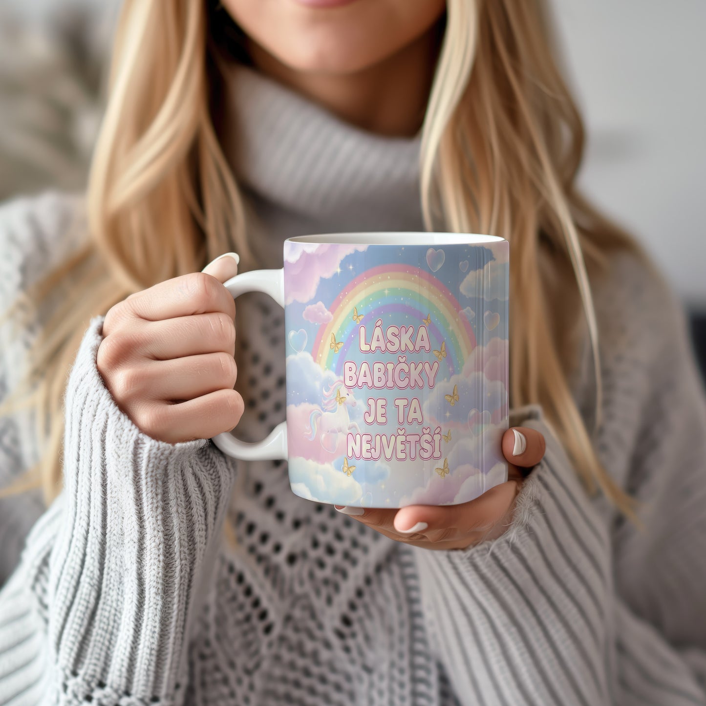 Hrnek s pastelovou duhou, motýly a jednorožcem na snovém pozadí.