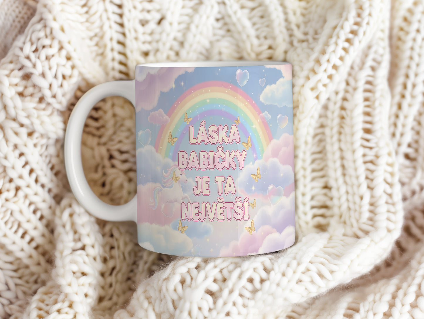 Hrnek s pastelovou duhou, motýly a jednorožcem na snovém pozadí.