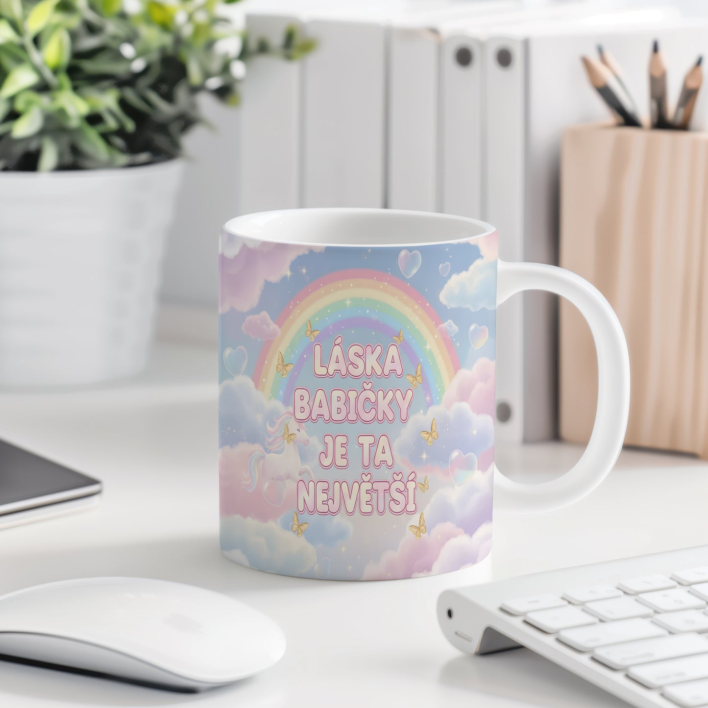 Hrnek s pastelovou duhou, motýly a jednorožcem na snovém pozadí.