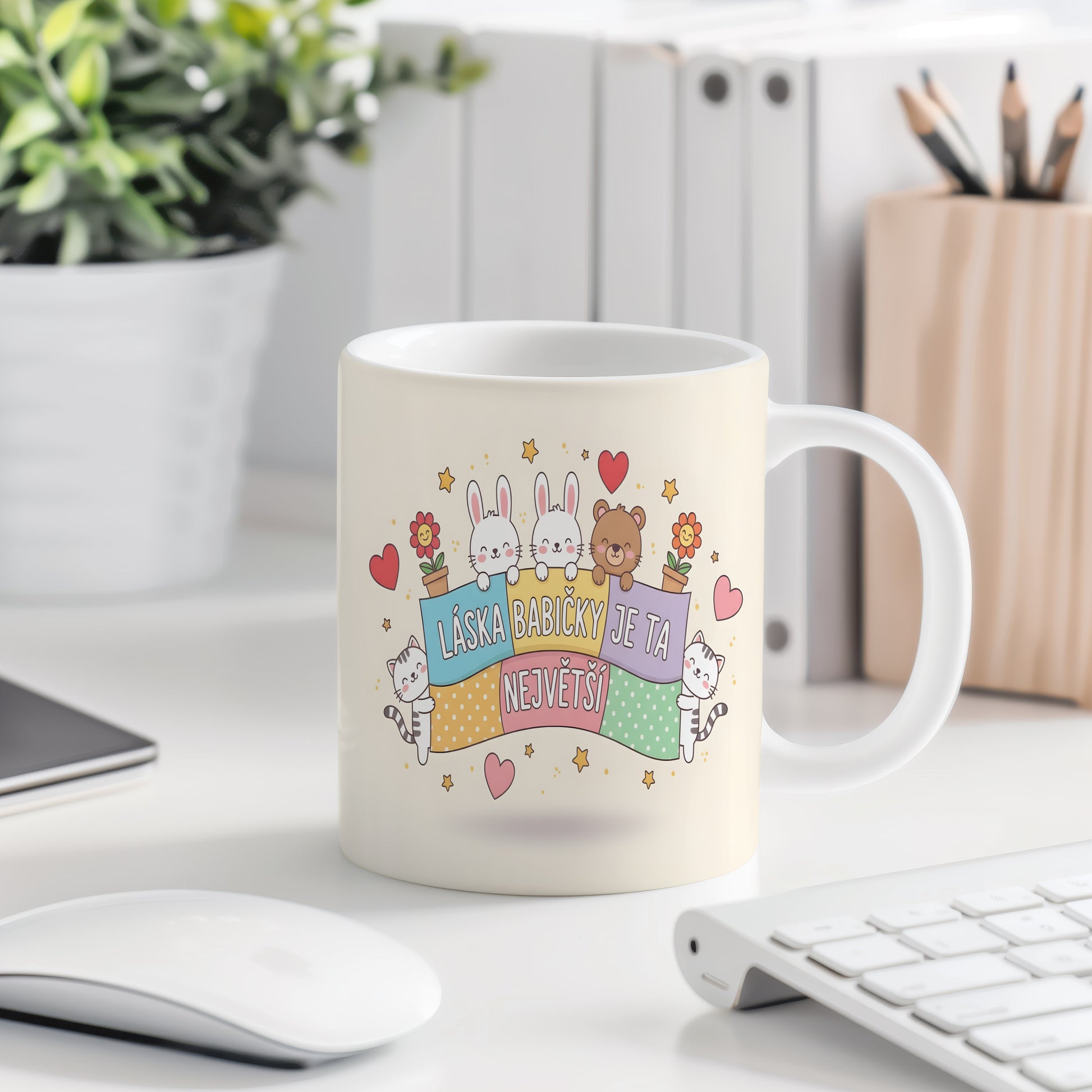 Hrnek s králíčky, medvídkem a nápisem LÁSKA BABIČKY JE TA NEJVĚTŠÍ.