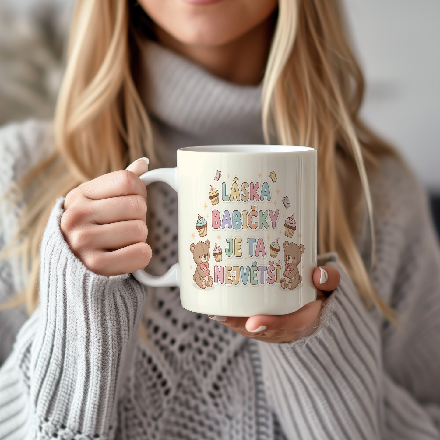 Hrnek s pastelovými medvídky, dortíky a motýlky.