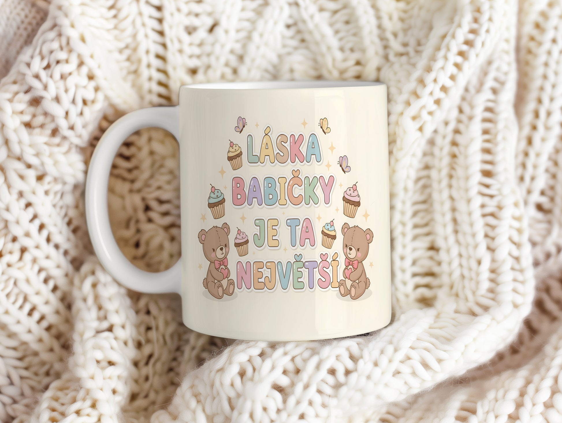 Hrnek s pastelovými medvídky, dortíky a motýlky.