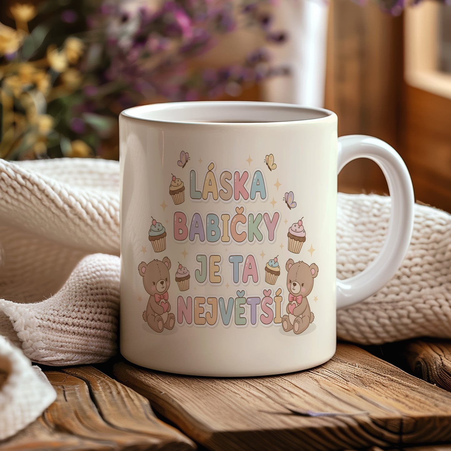 Hrnek s pastelovými medvídky, dortíky a motýlky.