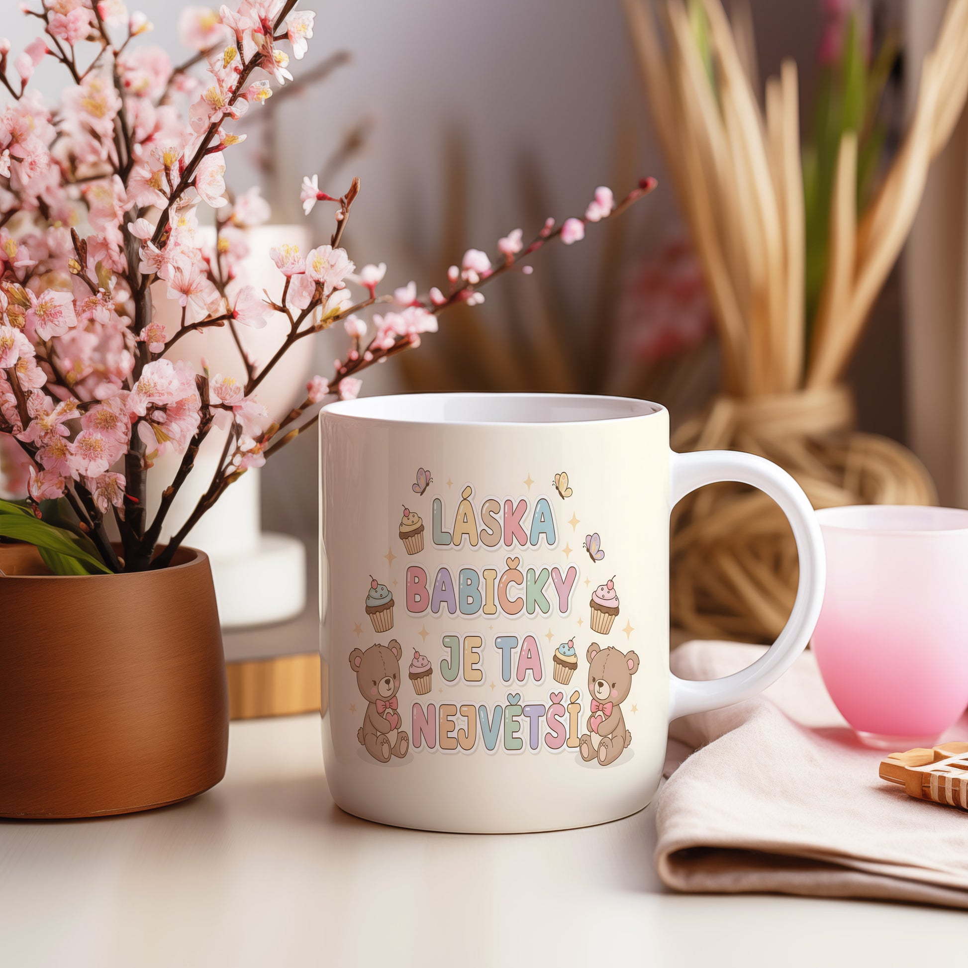 Hrnek s pastelovými medvídky, dortíky a motýlky.