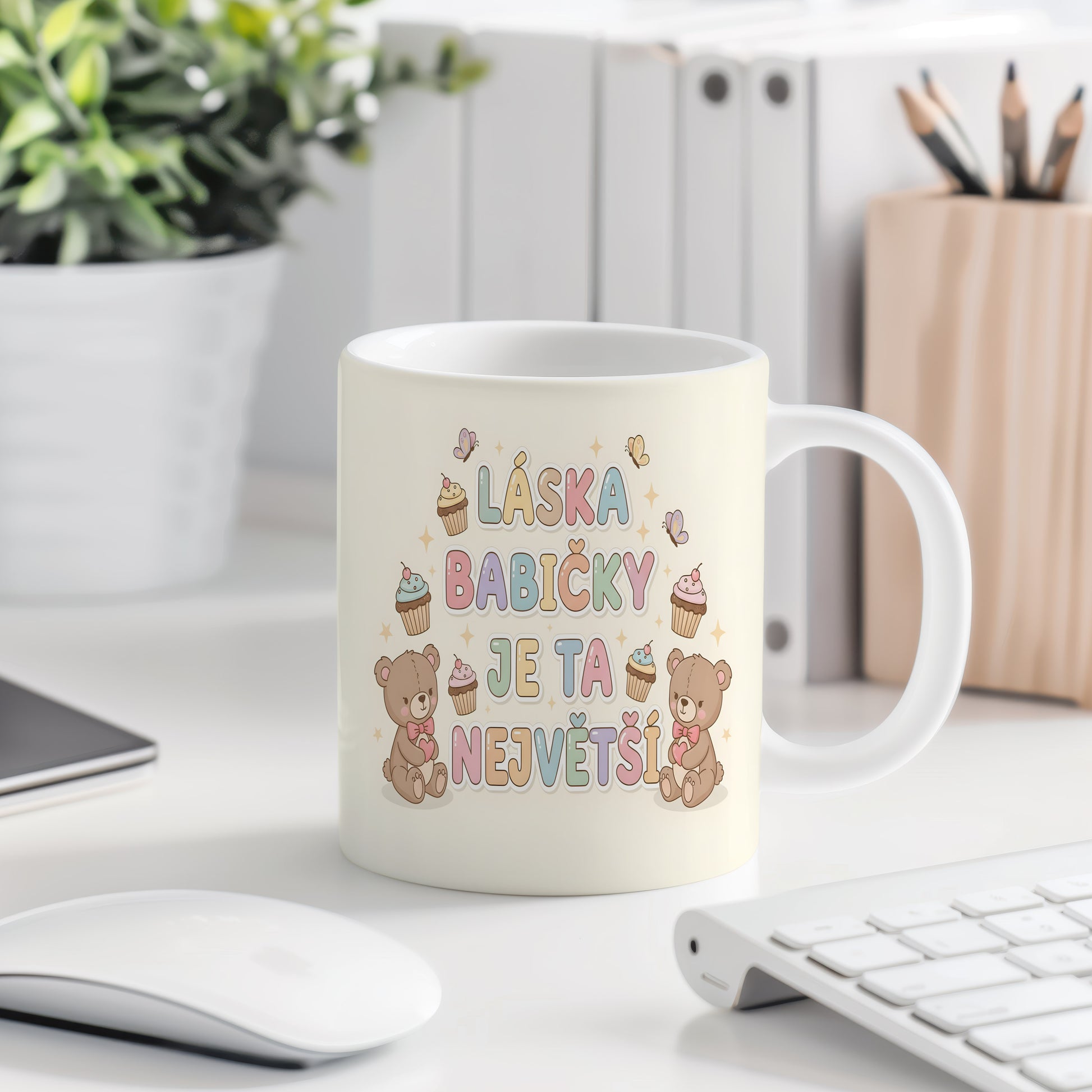 Hrnek s pastelovými medvídky, dortíky a motýlky.