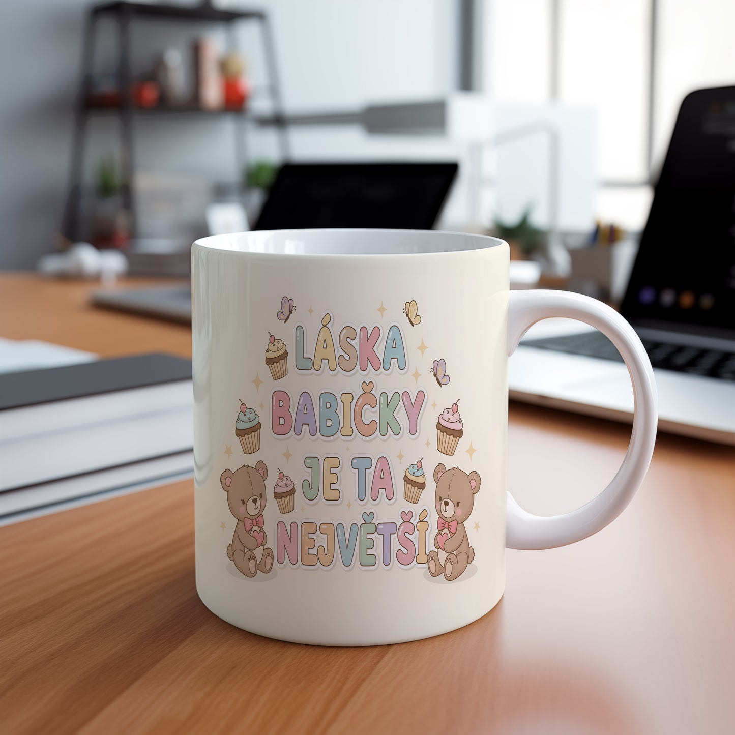 Hrnek s pastelovými medvídky, dortíky a motýlky.