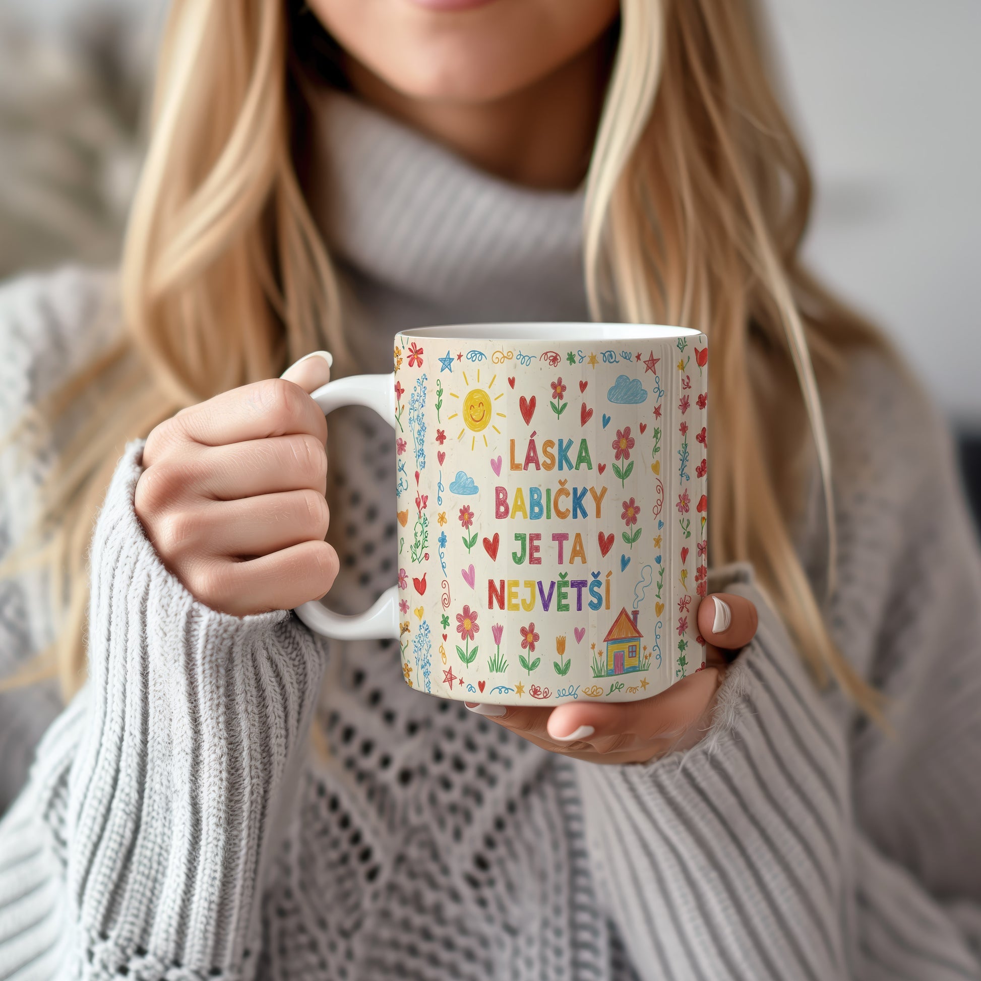 Hrnek s barevnými květinami a nápisem LÁSKA BABIČKY JE TA NEJVĚTŠÍ.