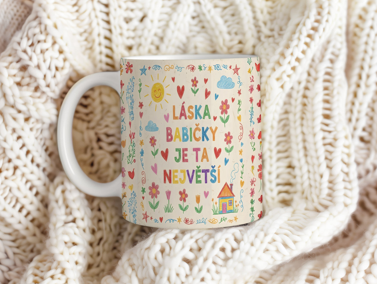 Hrnek s barevnými květinami a nápisem LÁSKA BABIČKY JE TA NEJVĚTŠÍ.