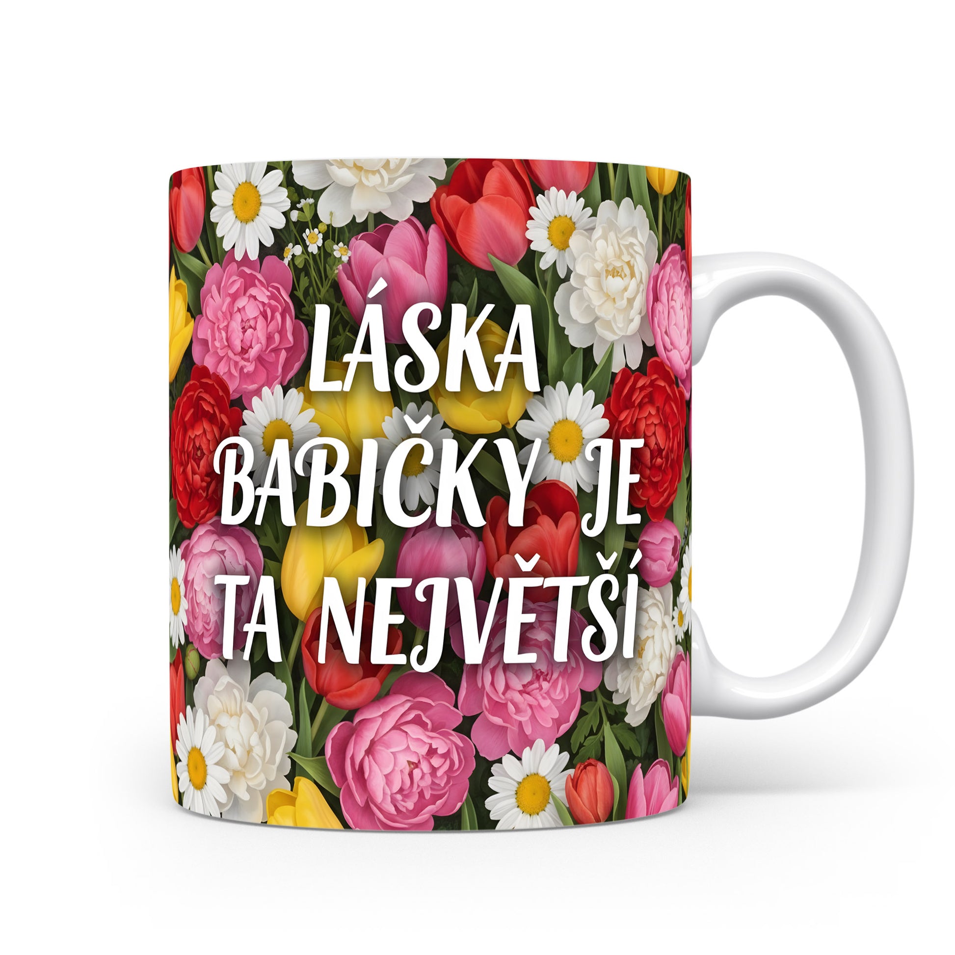 Hrnek s nápisem LÁSKA BABIČKY JE TA NEJVĚTŠÍ a květinovým vzorem.