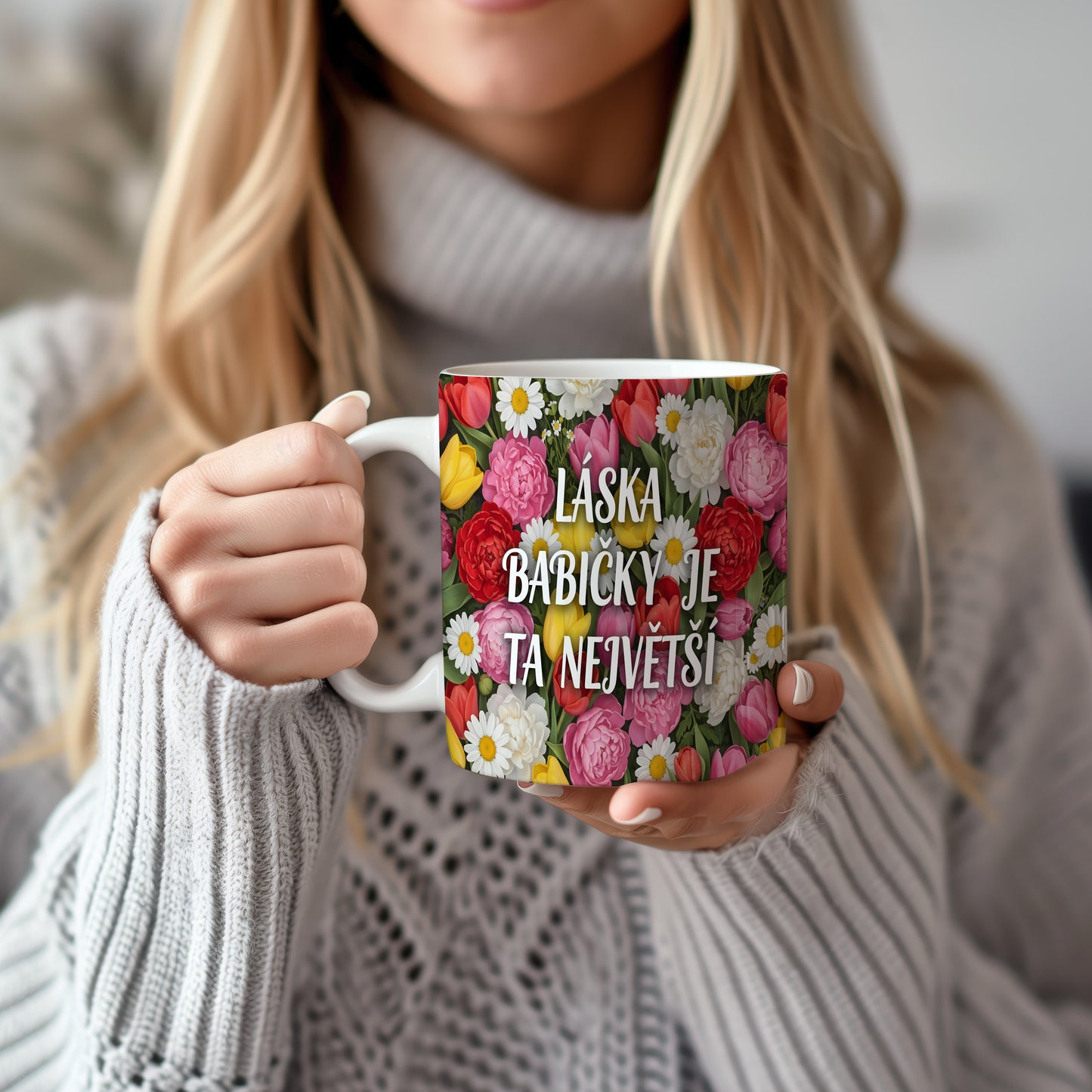 Hrnek s nápisem LÁSKA BABIČKY JE TA NEJVĚTŠÍ a květinovým vzorem.