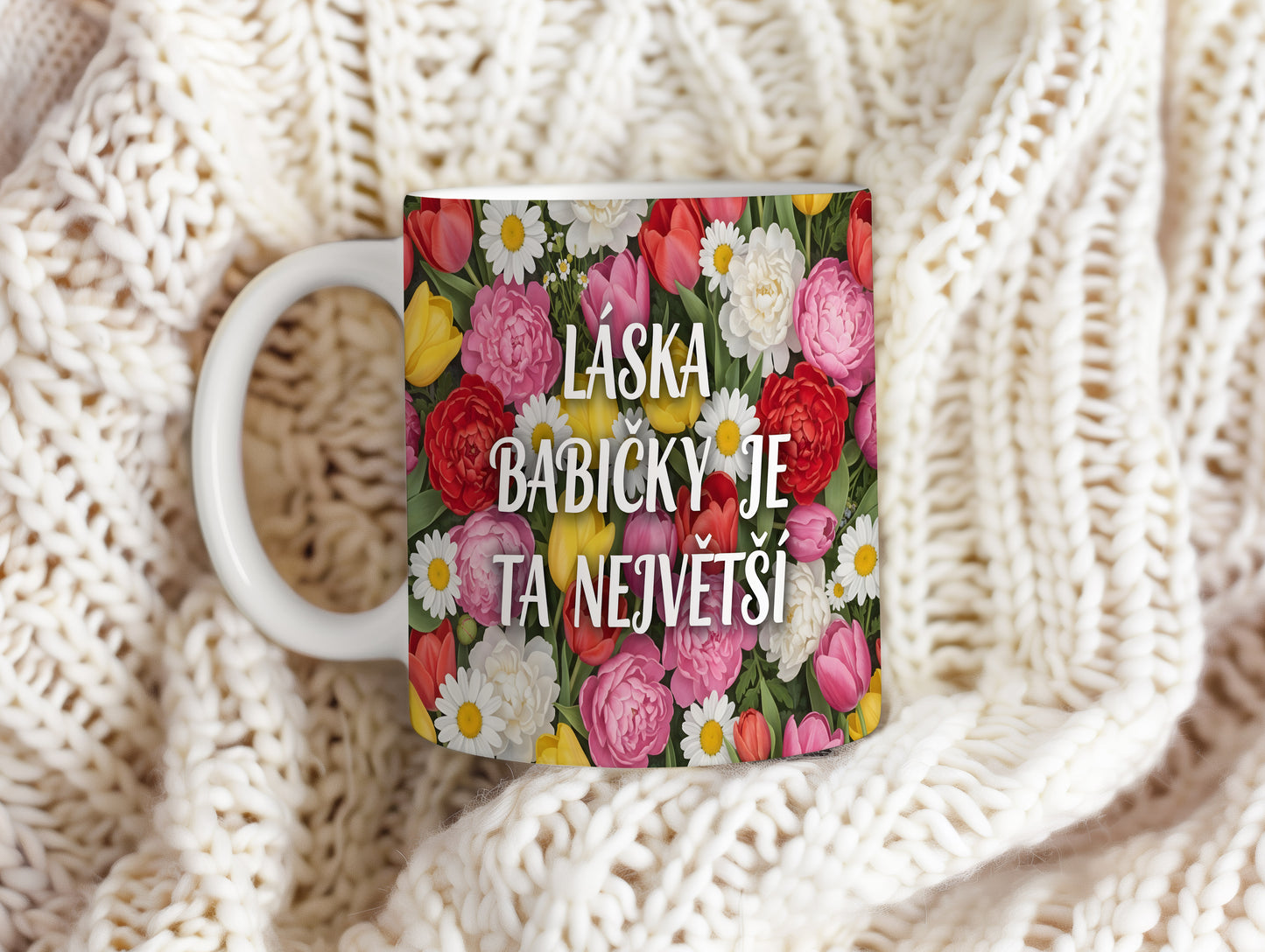 Hrnek s nápisem LÁSKA BABIČKY JE TA NEJVĚTŠÍ a květinovým vzorem.