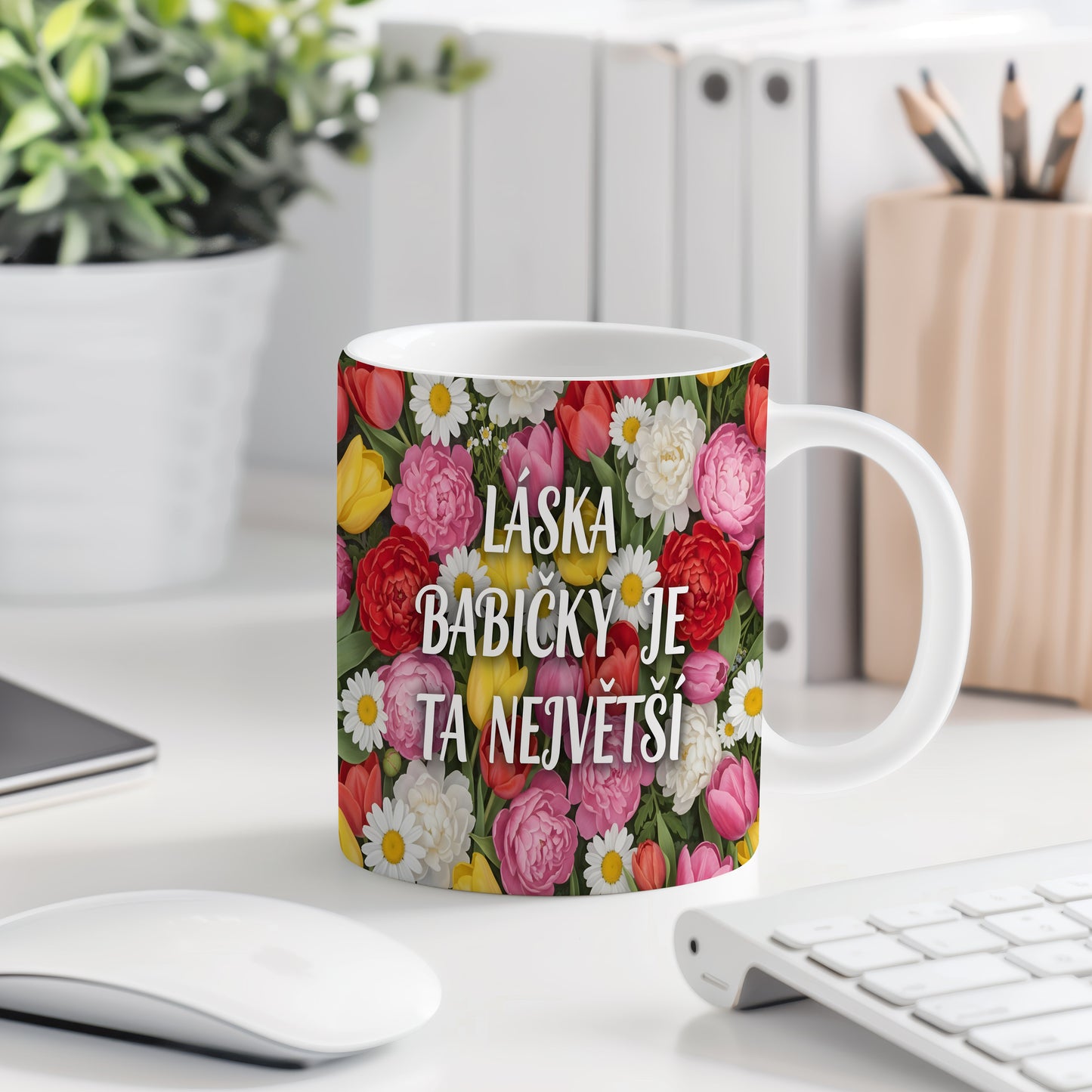 Hrnek s nápisem LÁSKA BABIČKY JE TA NEJVĚTŠÍ a květinovým vzorem.