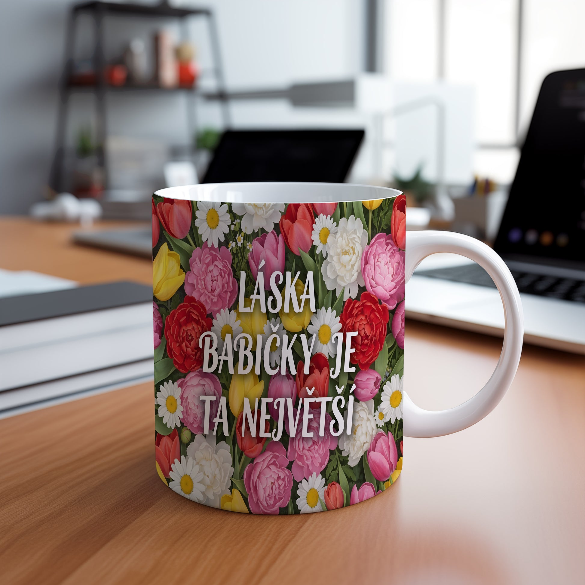 Hrnek s nápisem LÁSKA BABIČKY JE TA NEJVĚTŠÍ a květinovým vzorem.